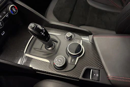 musta Alfa Romeo Giulia 2018 kuva 29.