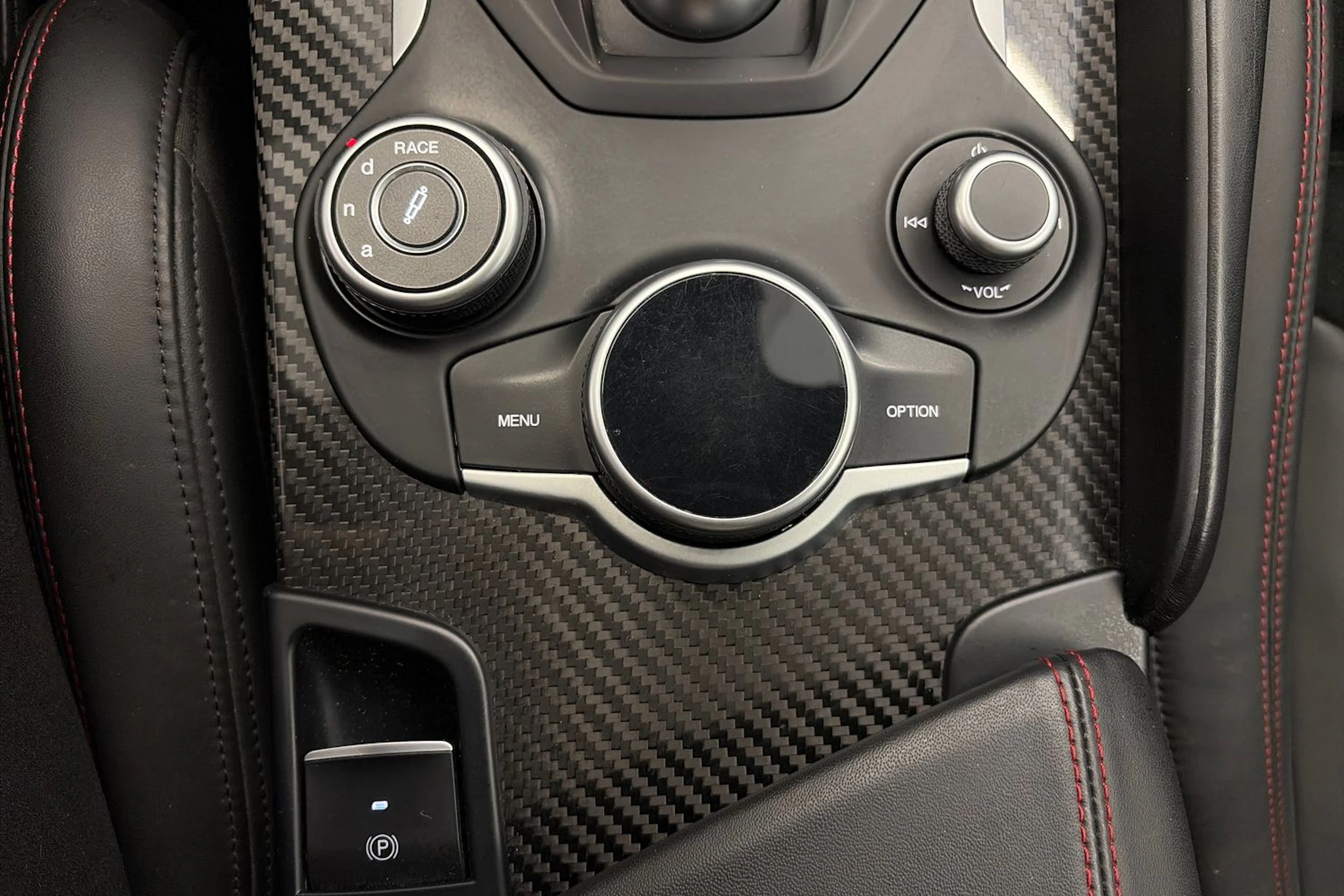 musta Alfa Romeo Giulia 2018 kuva 30.