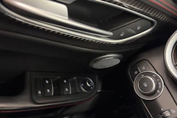 musta Alfa Romeo Giulia 2018 kuva 31.