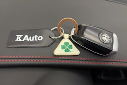 musta Alfa Romeo Giulia 2018 kuva 32.