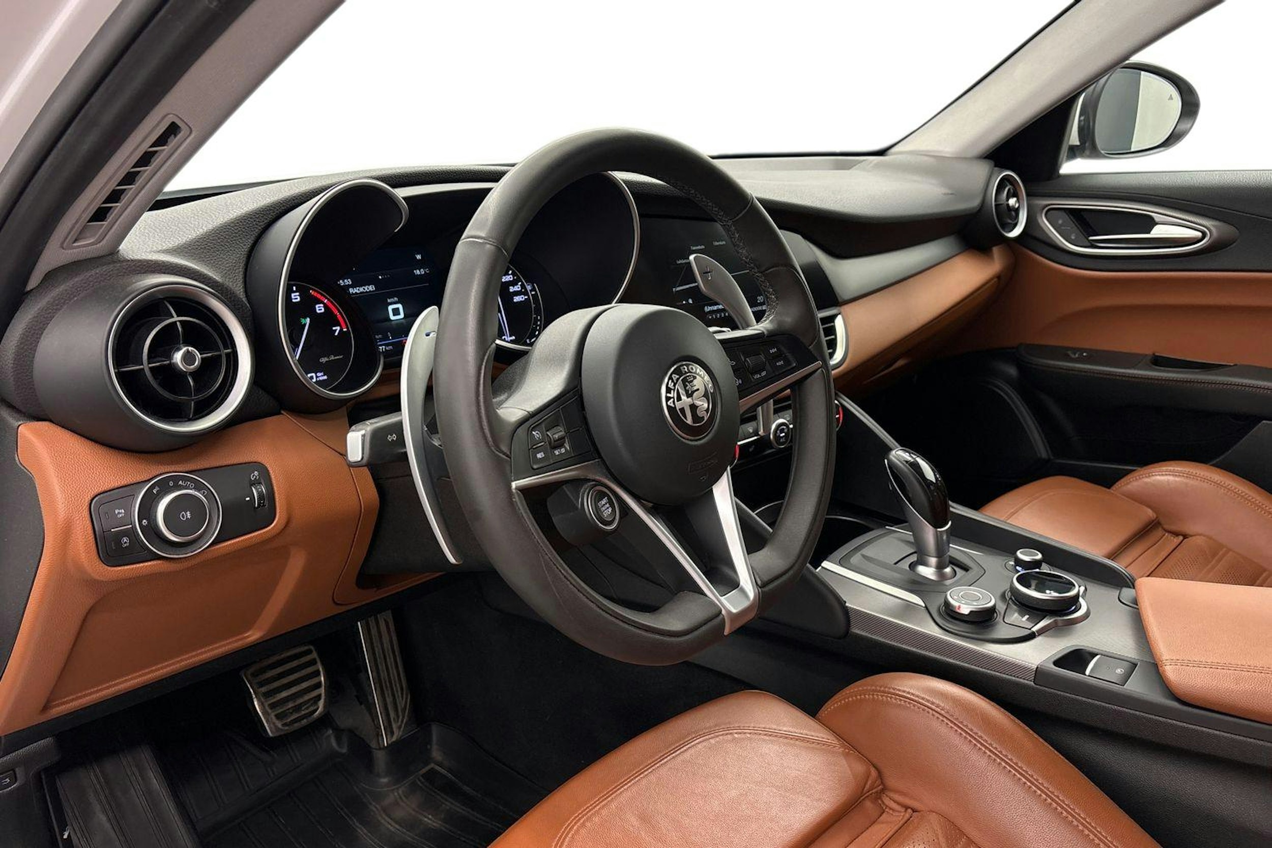 valkoinen Alfa Romeo Giulia 2018 kuva 7.