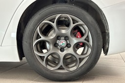valkoinen Alfa Romeo Giulia 2018 kuva 11.