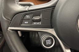 valkoinen Alfa Romeo Giulia 2018 kuva 17.