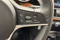 valkoinen Alfa Romeo Giulia 2018 kuva 18.