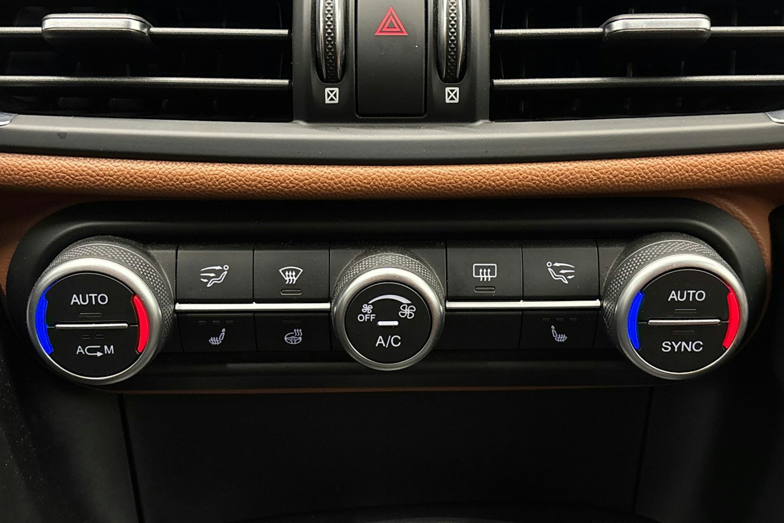 valkoinen Alfa Romeo Giulia 2018 kuva 22.