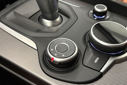 valkoinen Alfa Romeo Giulia 2018 kuva 23.