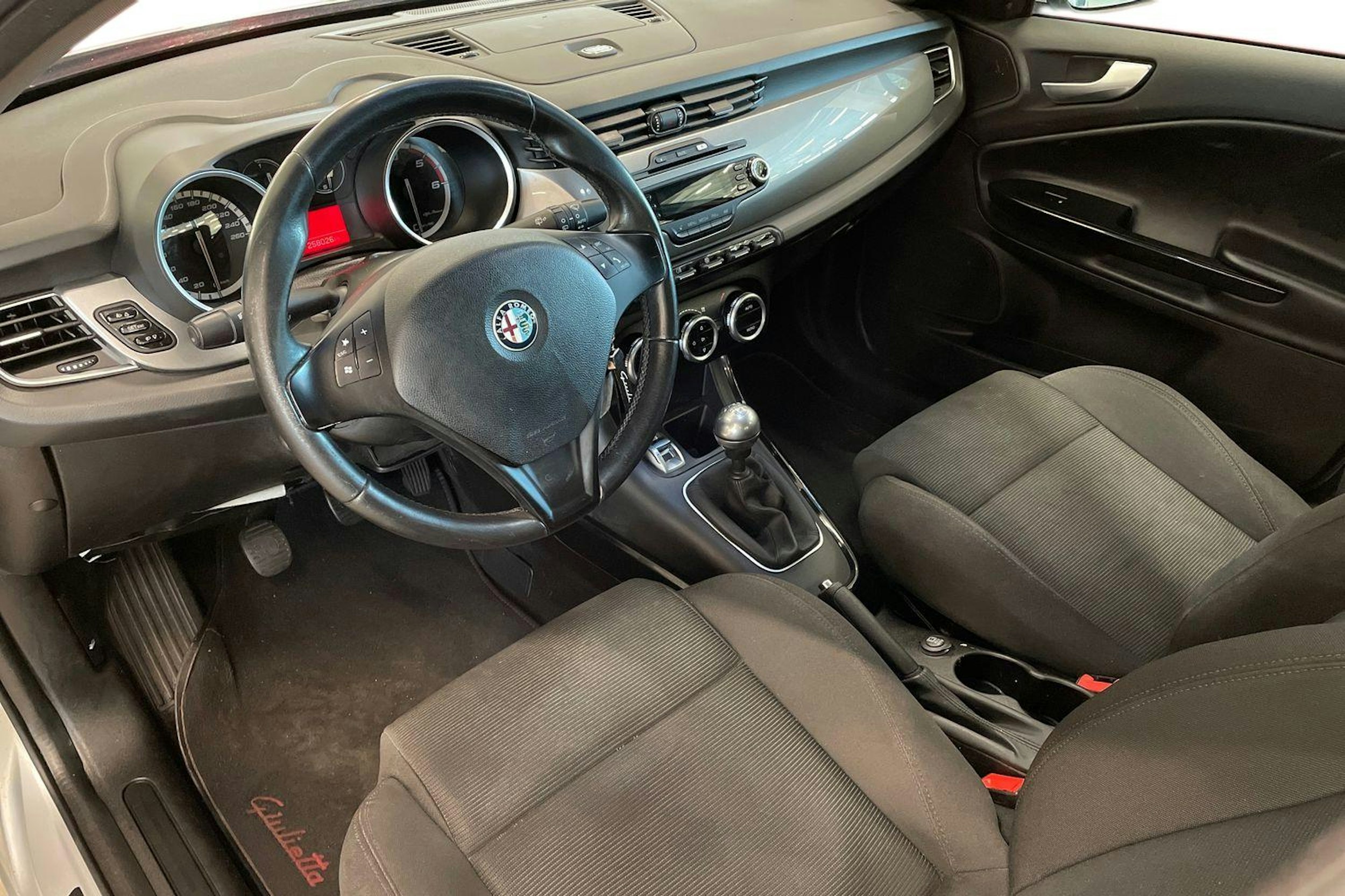 met. hopea Alfa Romeo Giulietta 2011 kuva 6.