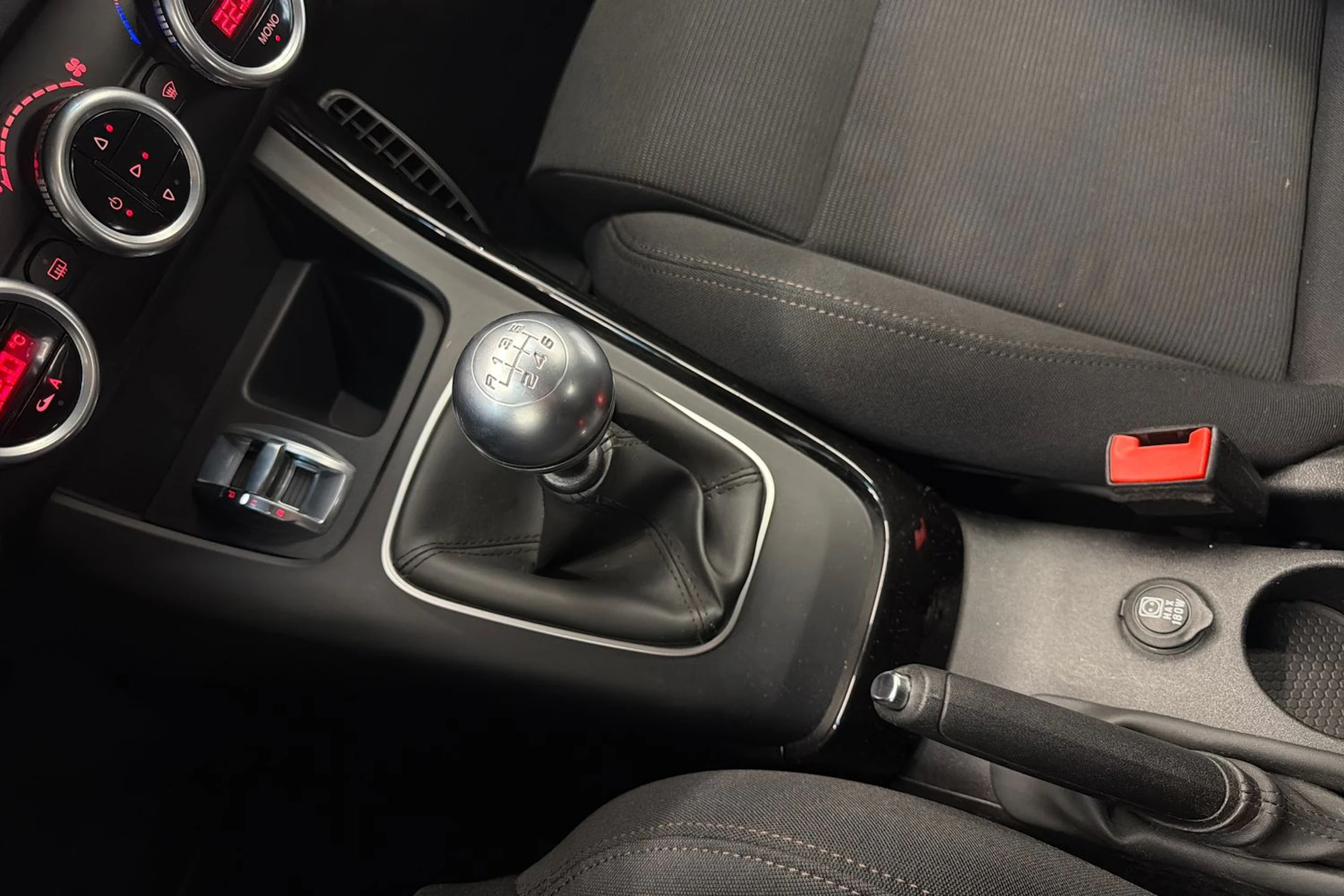 punainen Alfa Romeo Giulietta 2011 kuva 19.