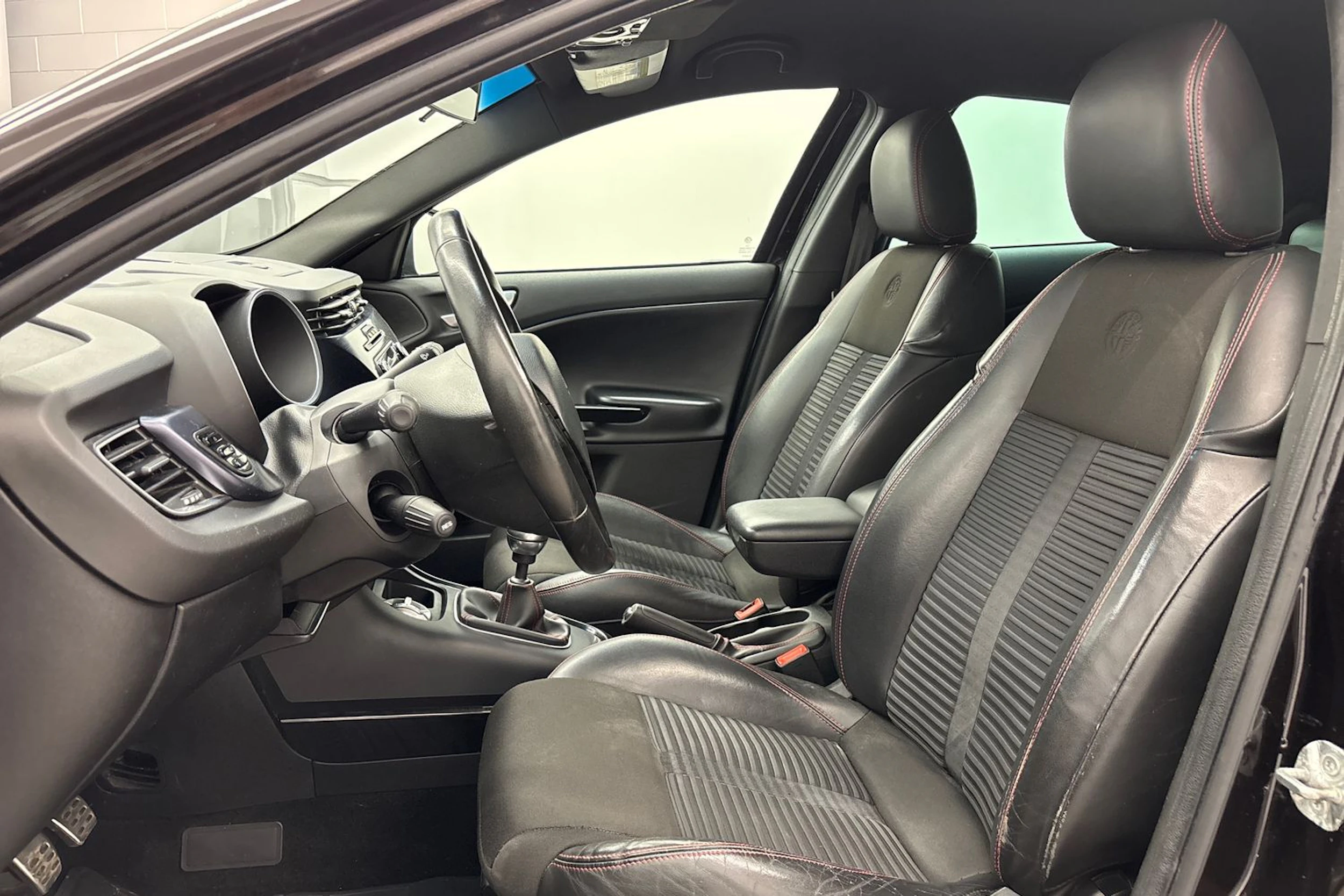 musta Alfa Romeo Giulietta 2012 kuva 11.