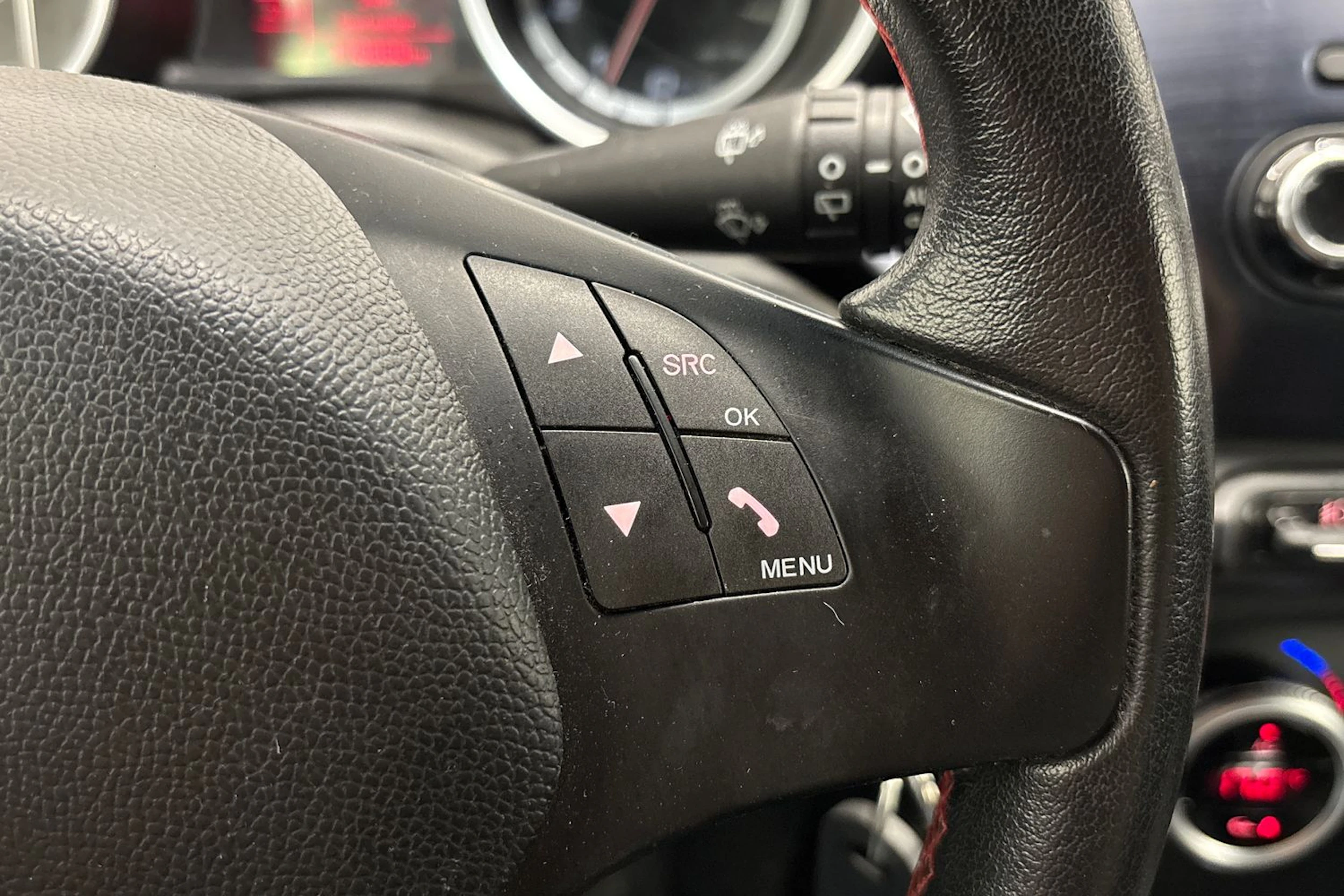 musta Alfa Romeo Giulietta 2012 kuva 14.