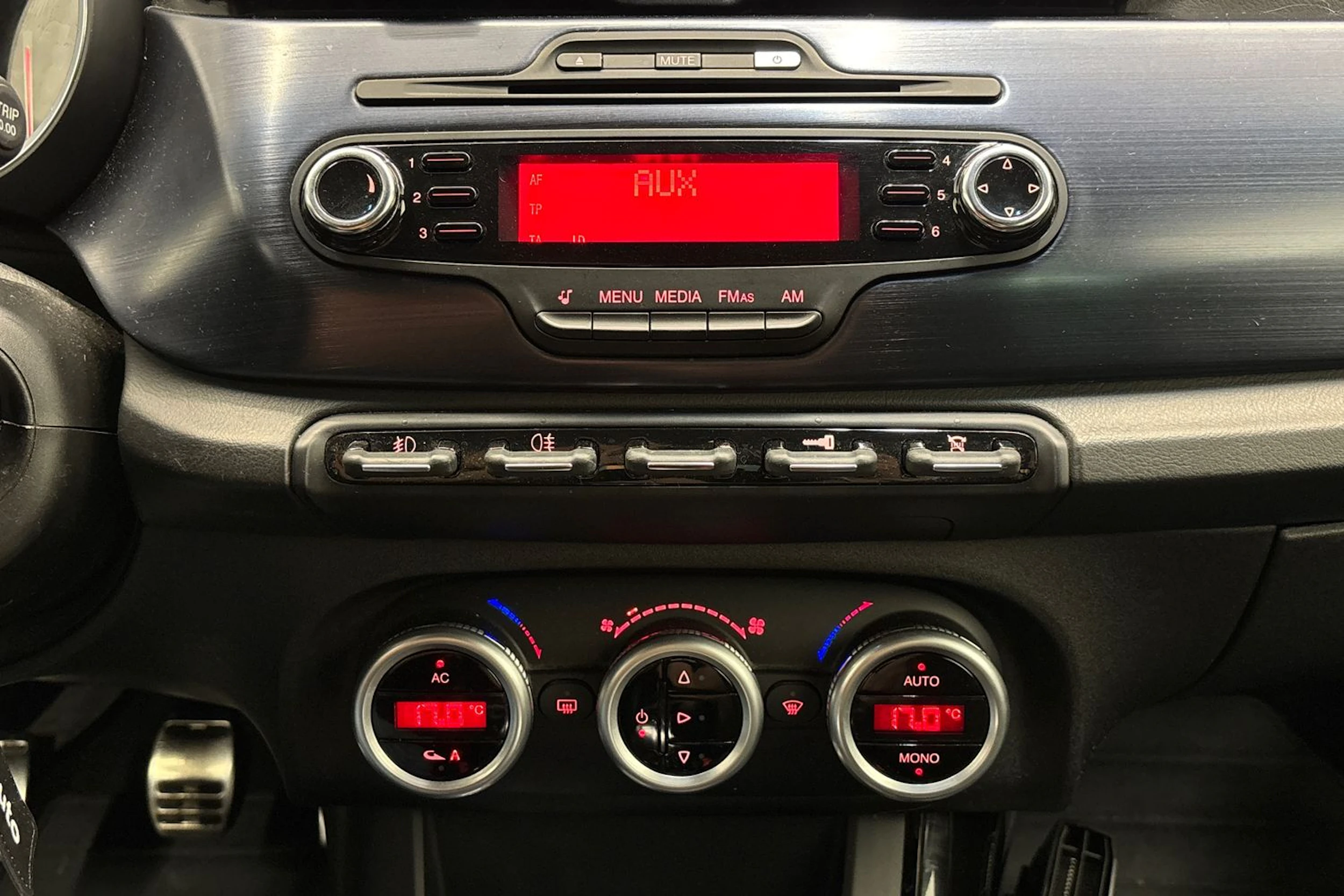 musta Alfa Romeo Giulietta 2012 kuva 17.