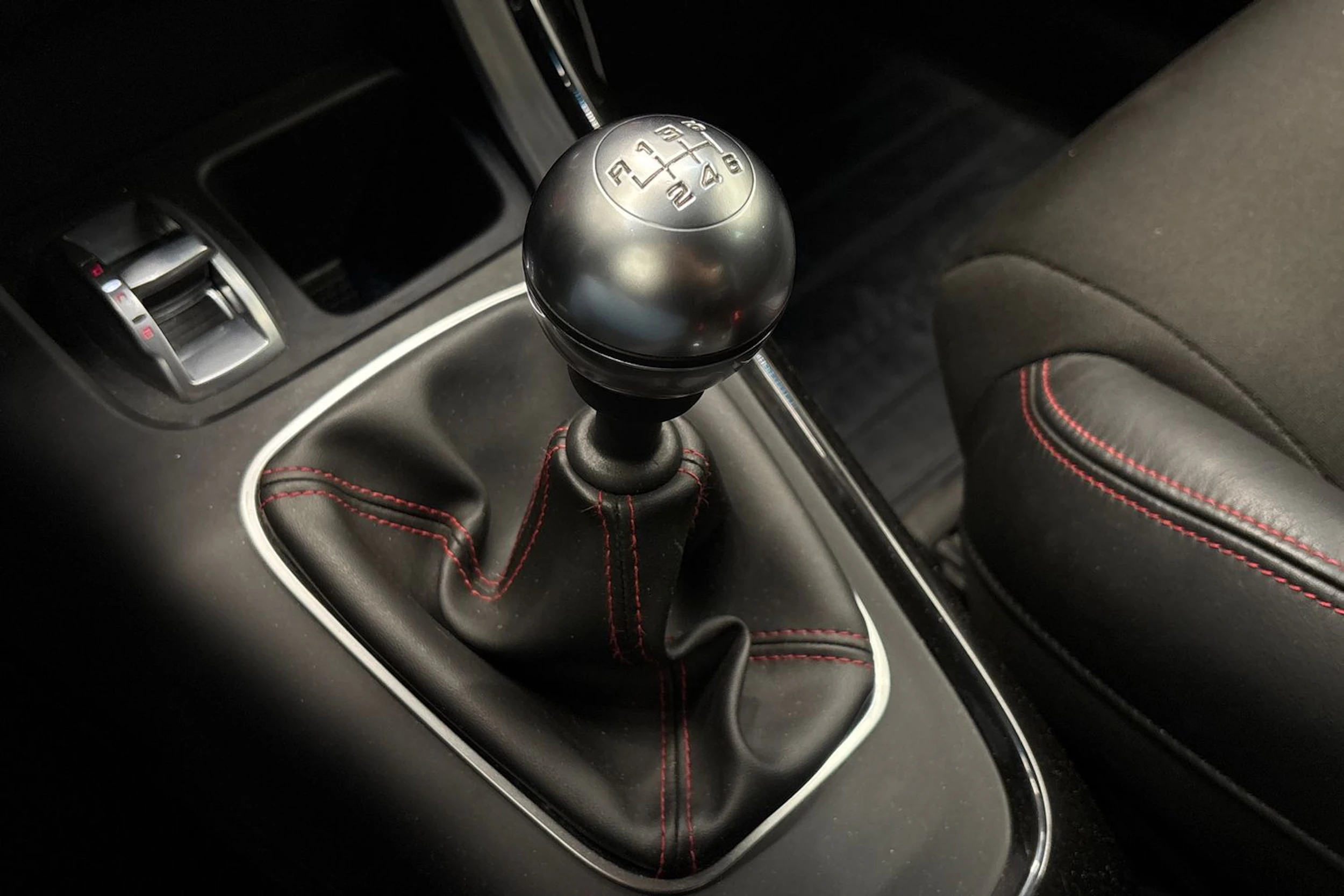 musta Alfa Romeo Giulietta 2012 kuva 18.