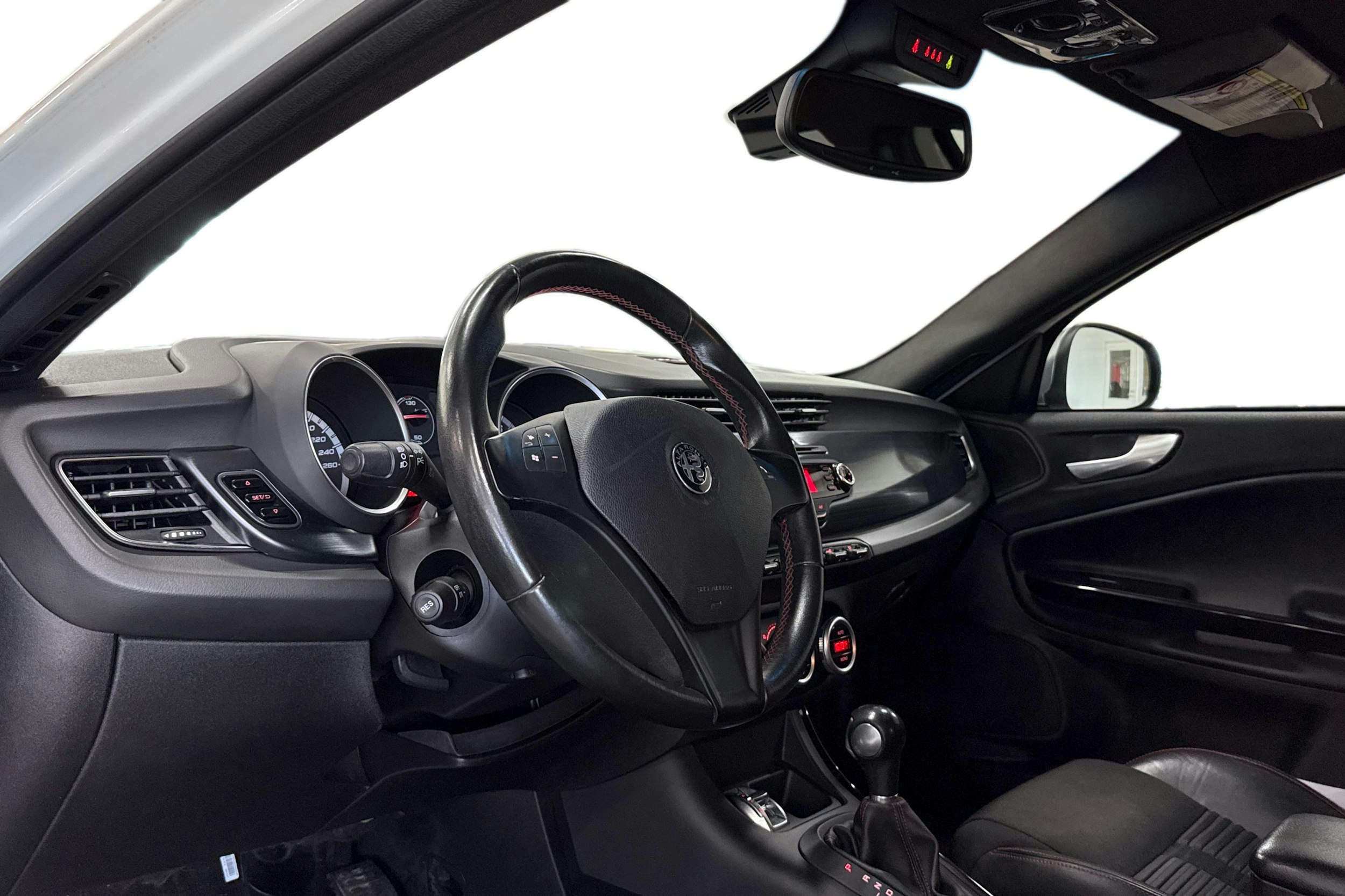 valkoinen Alfa Romeo Giulietta 2013 kuva 7.