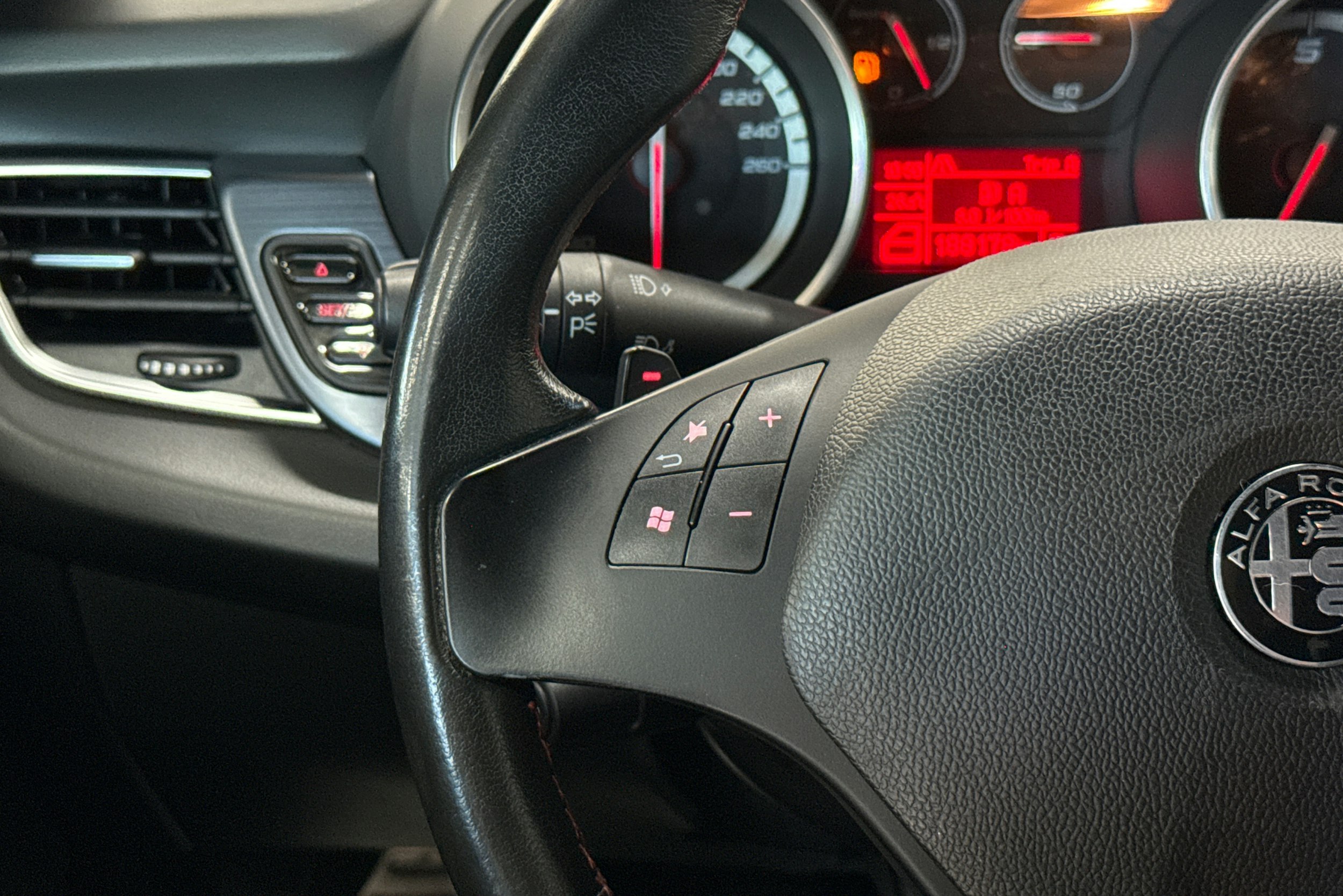 valkoinen Alfa Romeo Giulietta 2013 kuva 11.