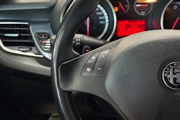 valkoinen Alfa Romeo Giulietta 2013 kuva 11.