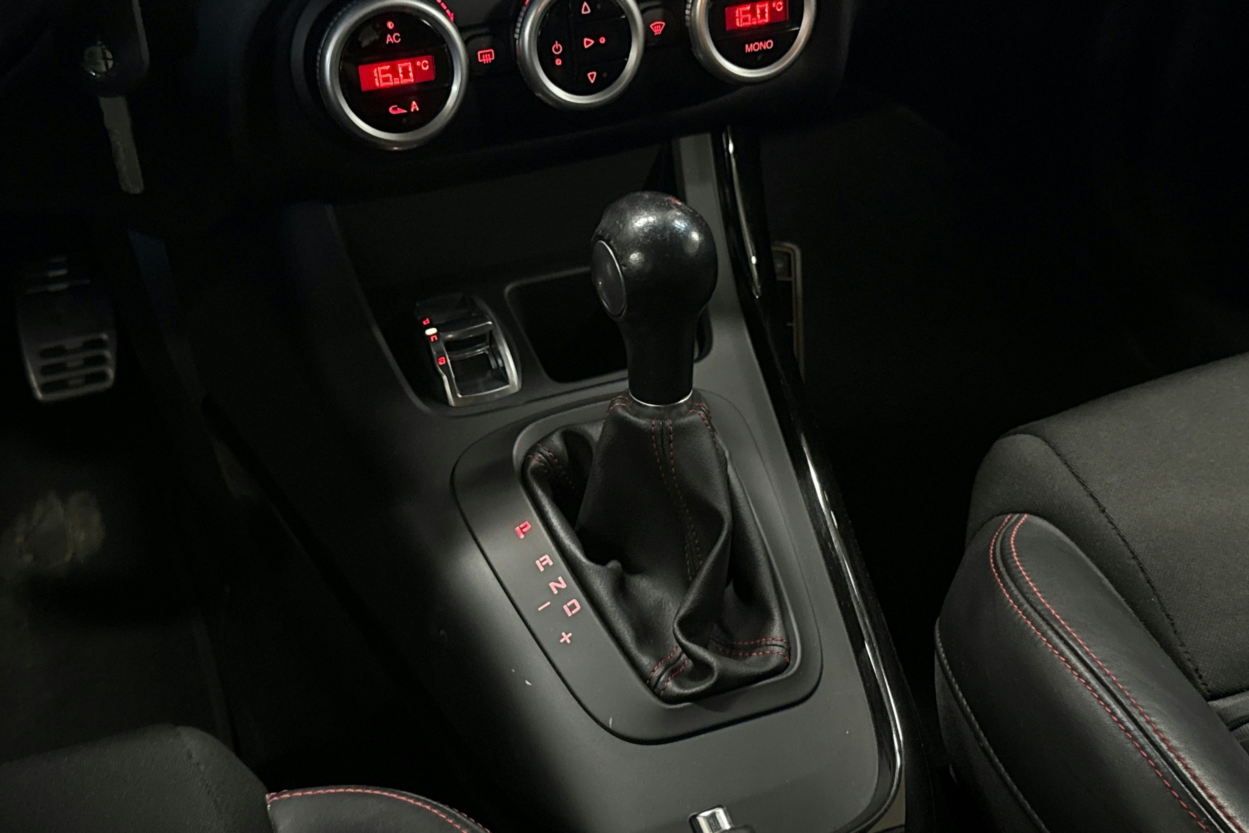 valkoinen Alfa Romeo Giulietta 2013 kuva 16.