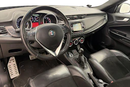 musta Alfa Romeo Giulietta 2015 kuva 6.
