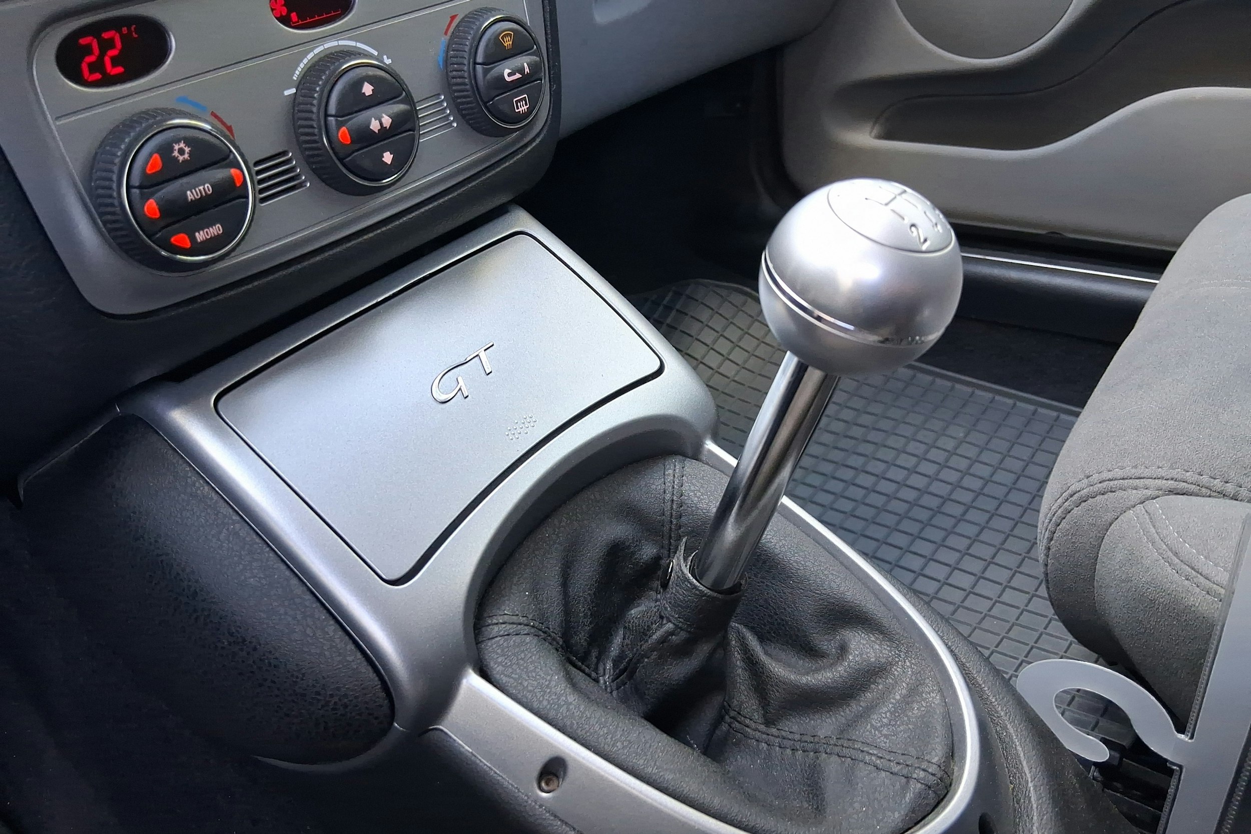 harmaa Alfa Romeo GT 2007 kuva 12.