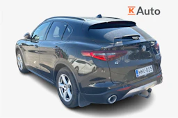 musta Alfa Romeo Stelvio 2017 kuva 2.