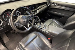 musta Alfa Romeo Stelvio 2017 kuva 6.