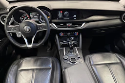 musta Alfa Romeo Stelvio 2017 kuva 7.
