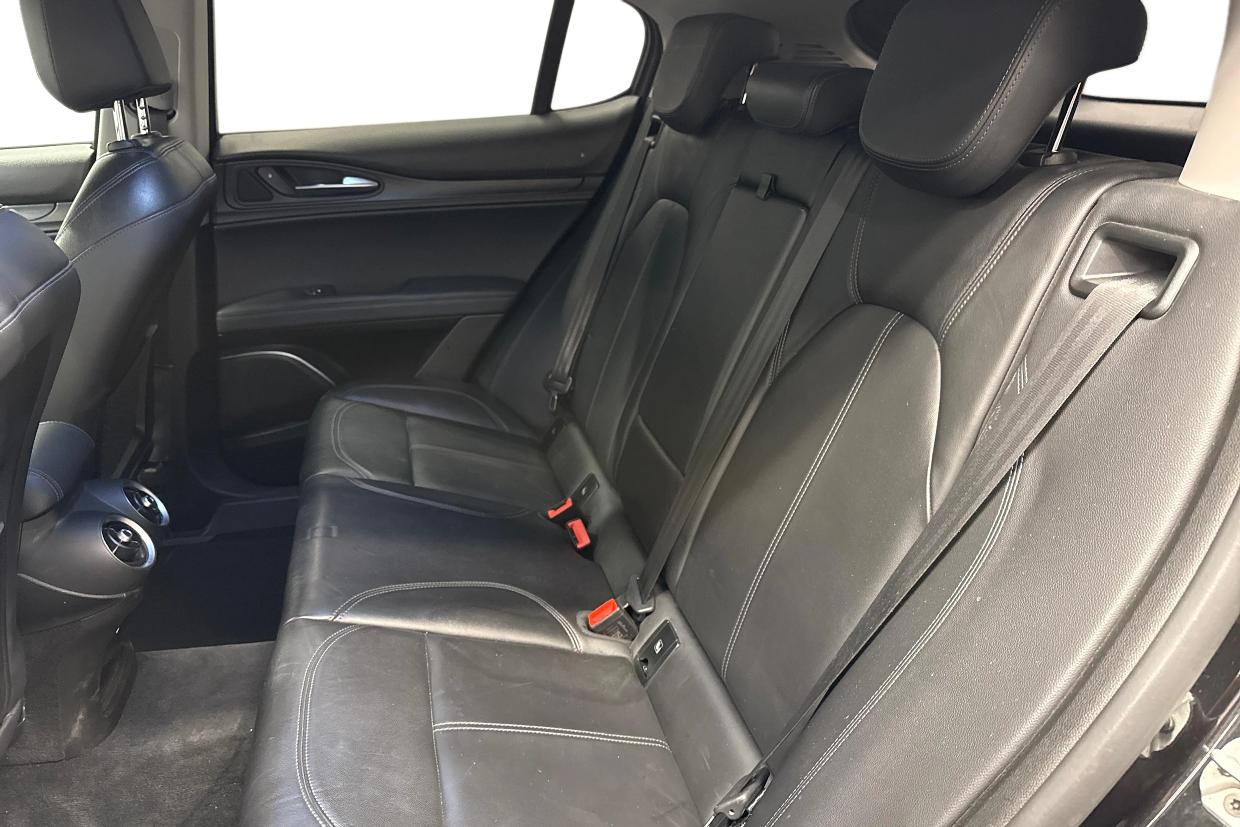 musta Alfa Romeo Stelvio 2017 kuva 8.