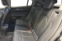 musta Alfa Romeo Stelvio 2017 kuva 8.