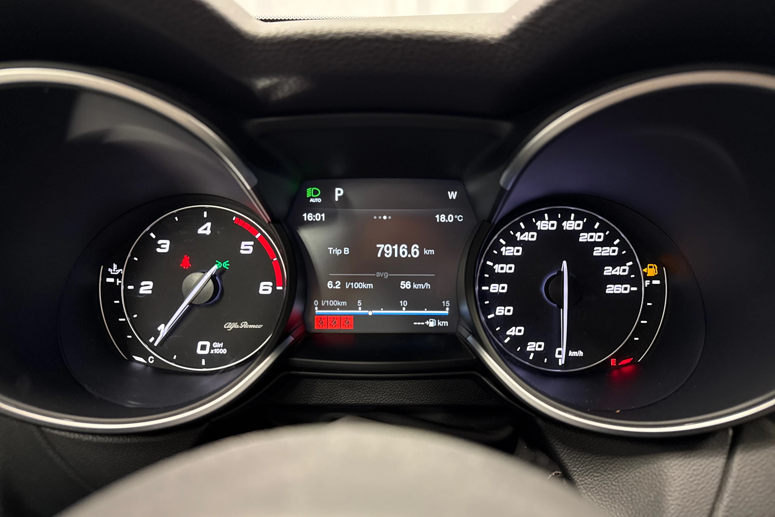 musta Alfa Romeo Stelvio 2017 kuva 11.