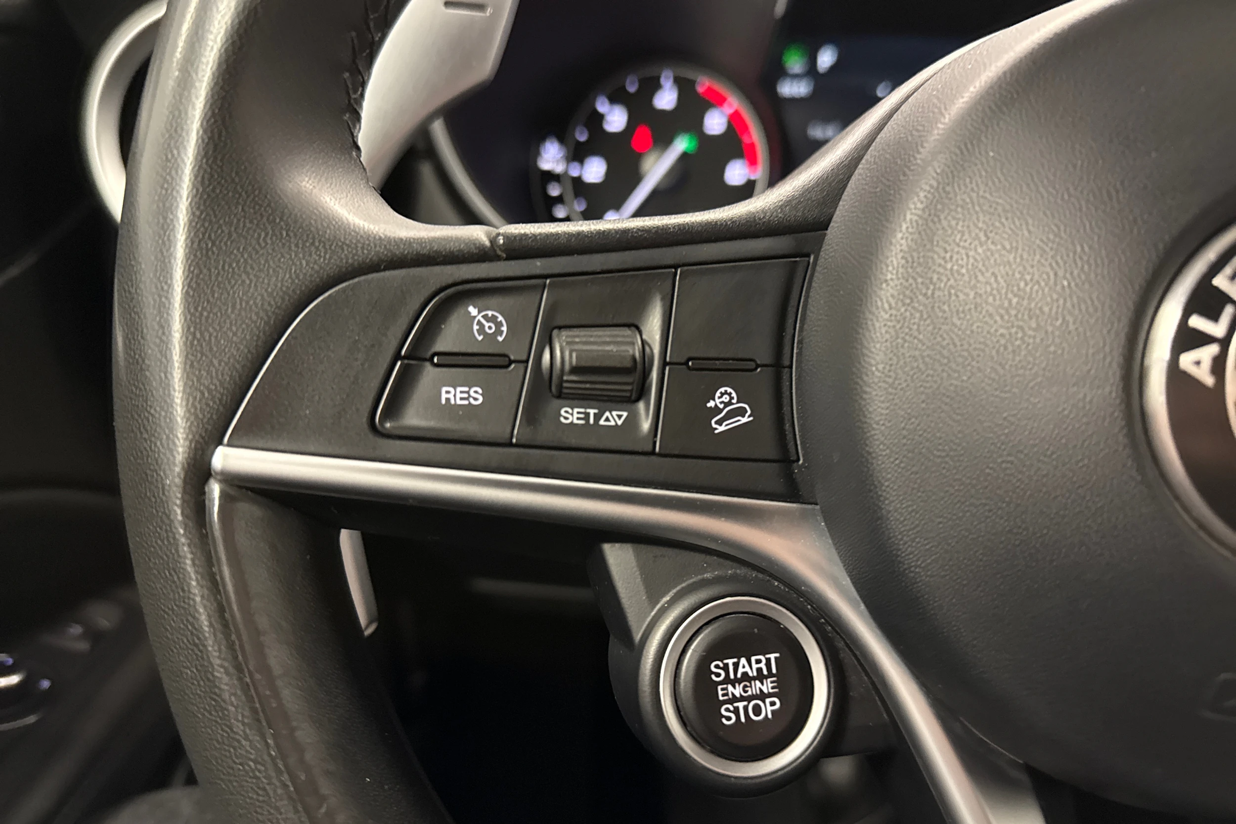 musta Alfa Romeo Stelvio 2017 kuva 12.