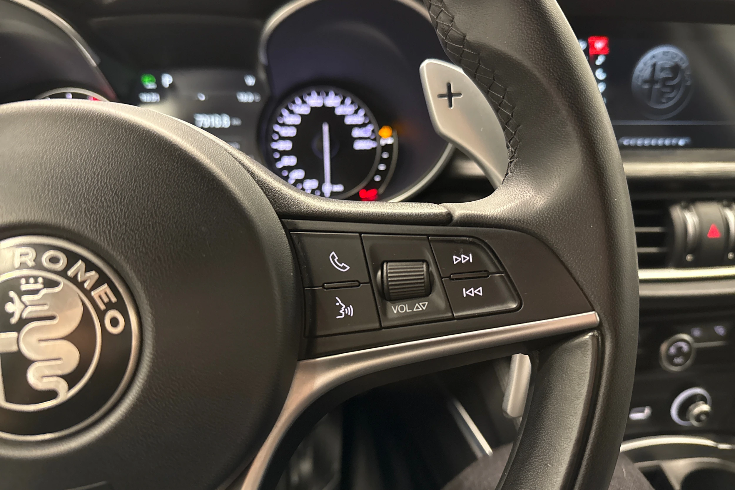 musta Alfa Romeo Stelvio 2017 kuva 13.