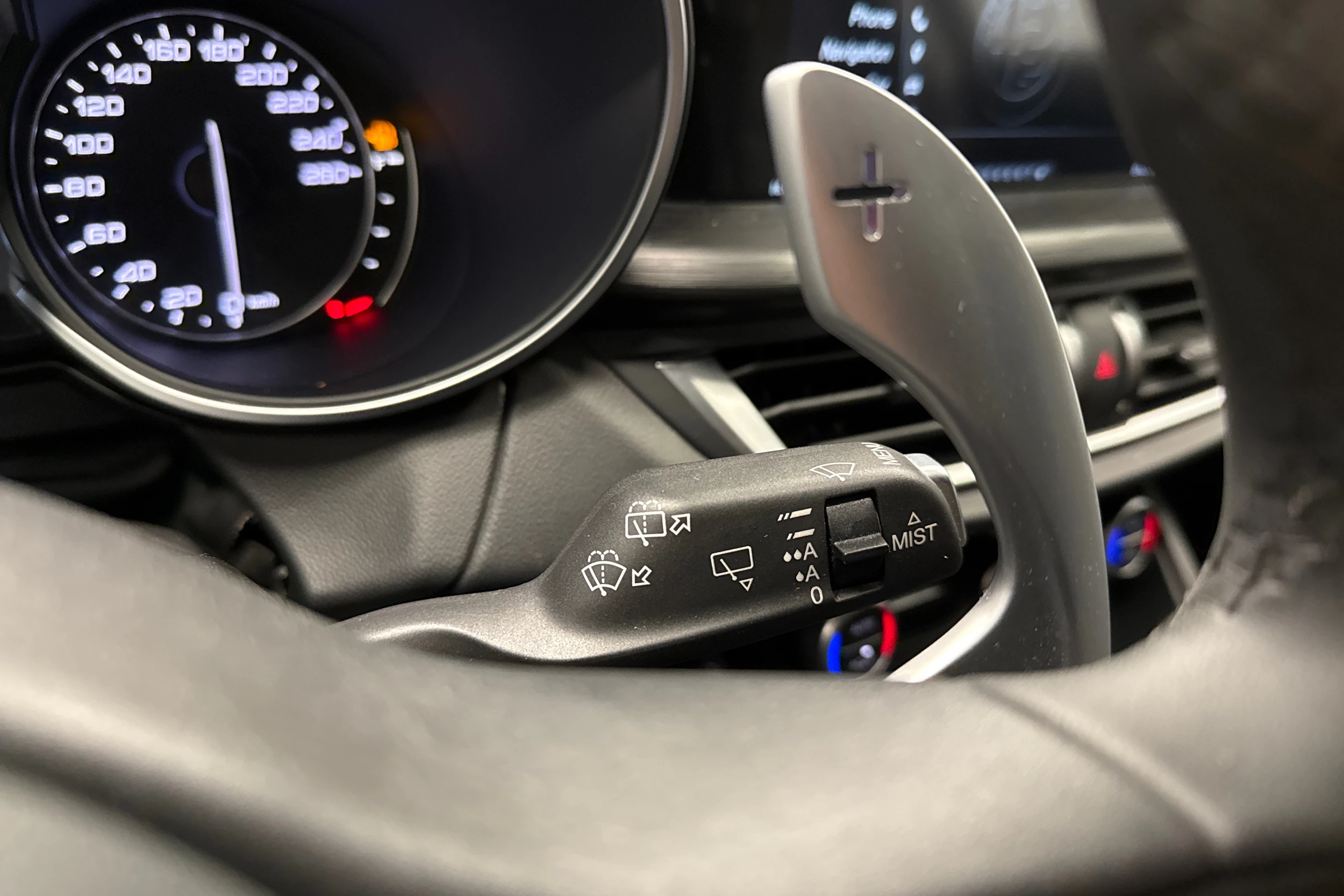 musta Alfa Romeo Stelvio 2017 kuva 15.