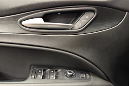musta Alfa Romeo Stelvio 2017 kuva 17.