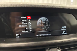 musta Alfa Romeo Stelvio 2017 kuva 18.