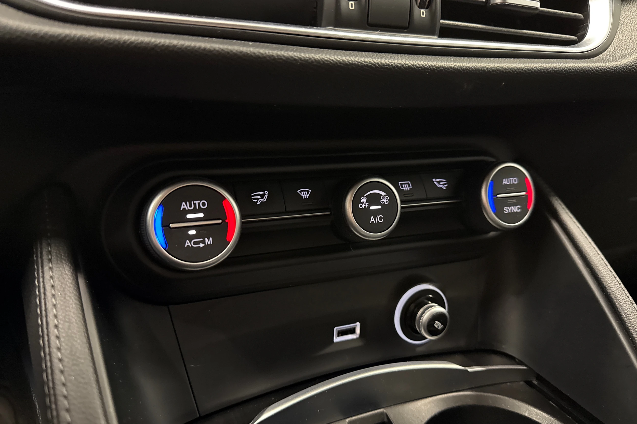 musta Alfa Romeo Stelvio 2017 kuva 20.