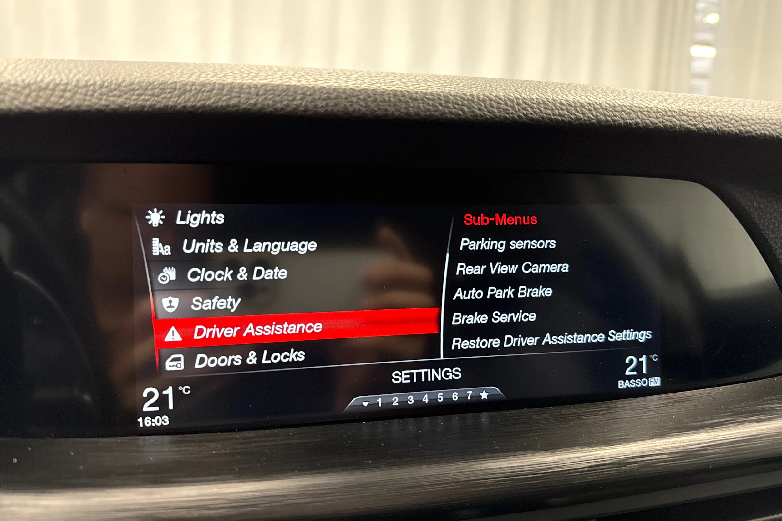 musta Alfa Romeo Stelvio 2017 kuva 21.