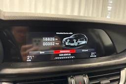 musta Alfa Romeo Stelvio 2017 kuva 22.