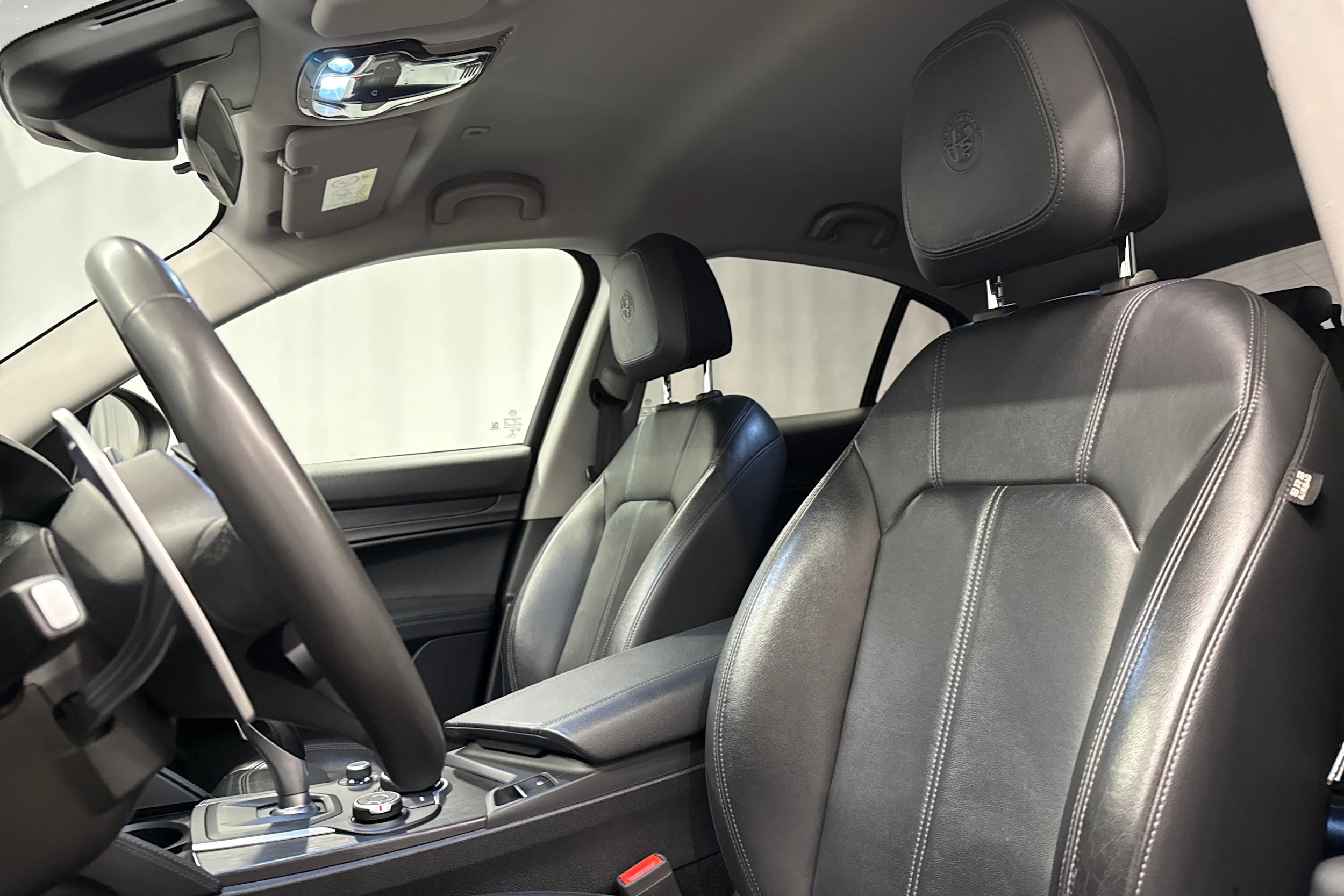 musta Alfa Romeo Stelvio 2017 kuva 23.