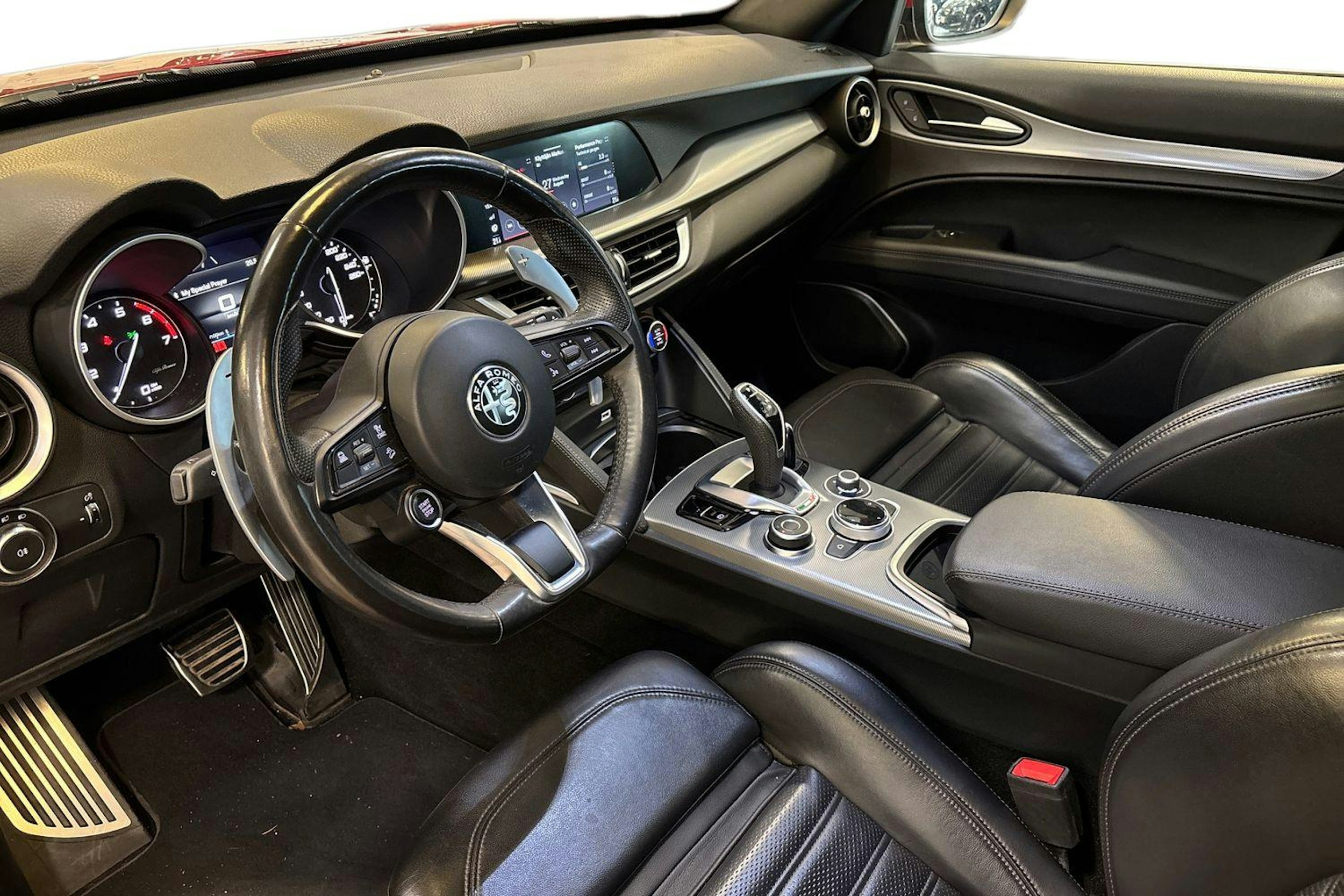 punainen Alfa Romeo Stelvio 2020 kuva 3.