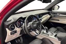 punainen Alfa Romeo Stelvio 2021 kuva 39.