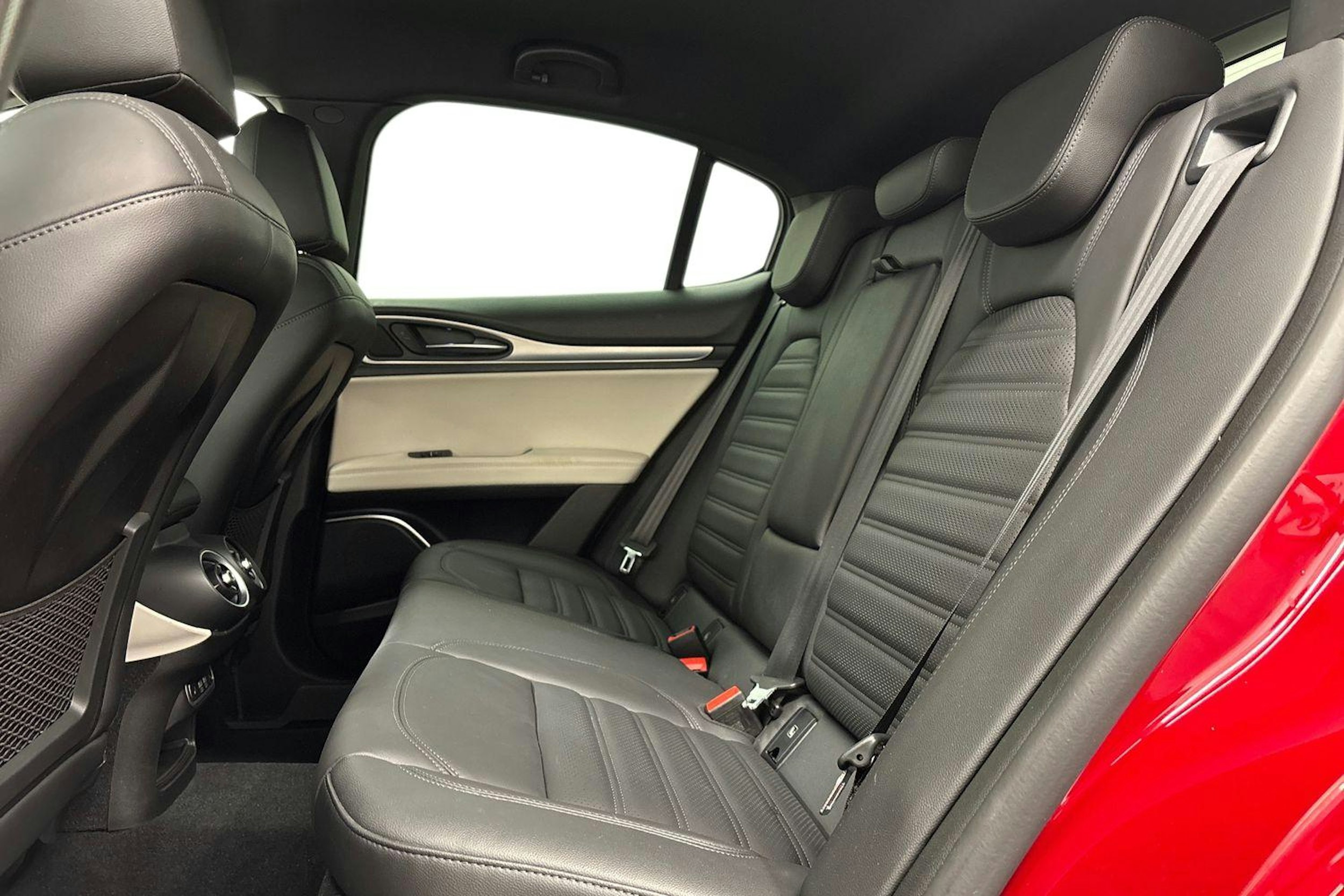 punainen Alfa Romeo Stelvio 2021 kuva 42.