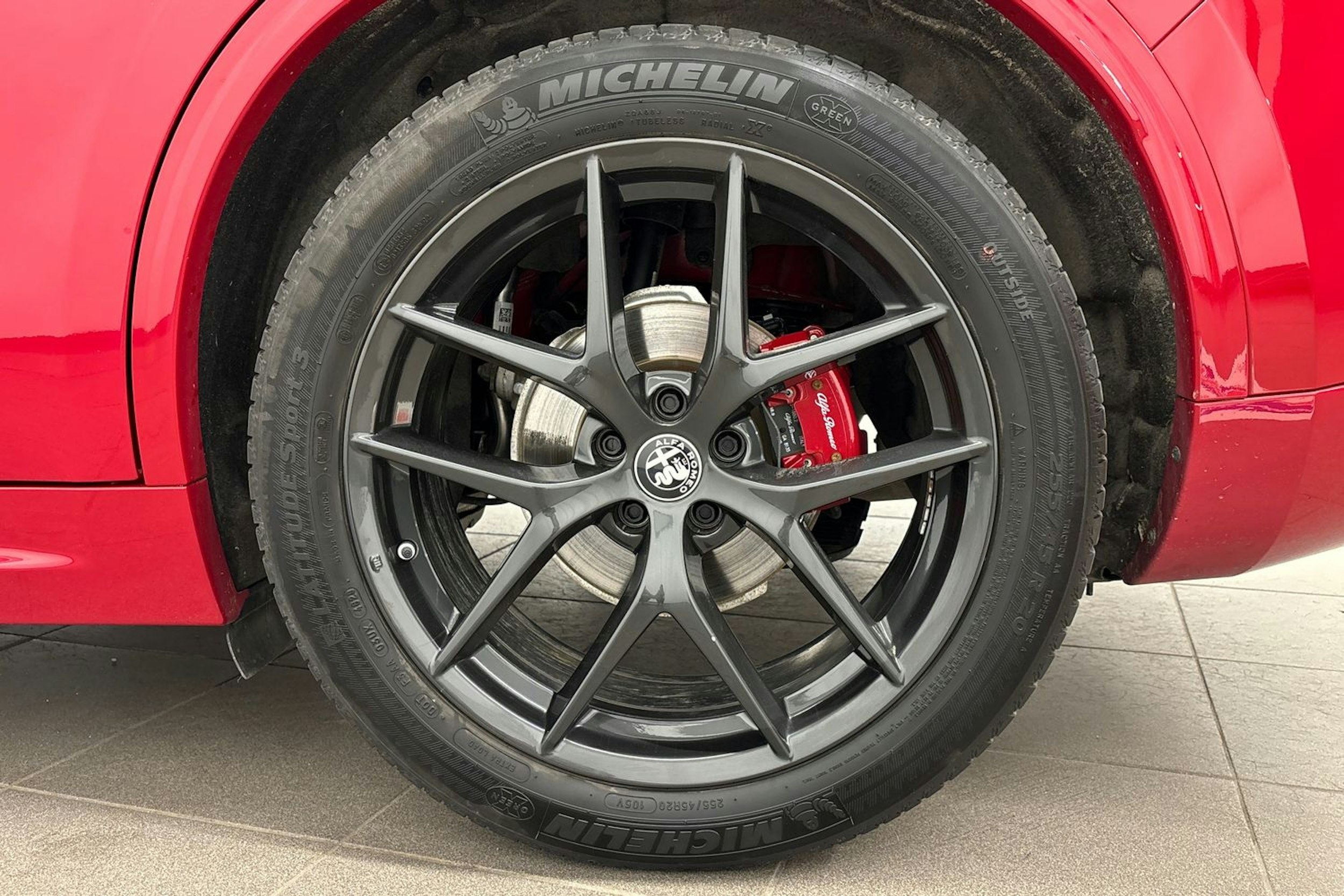 punainen Alfa Romeo Stelvio 2021 kuva 45.