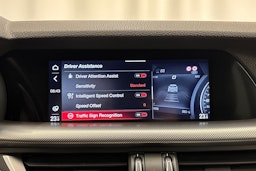 punainen Alfa Romeo Stelvio 2021 kuva 56.