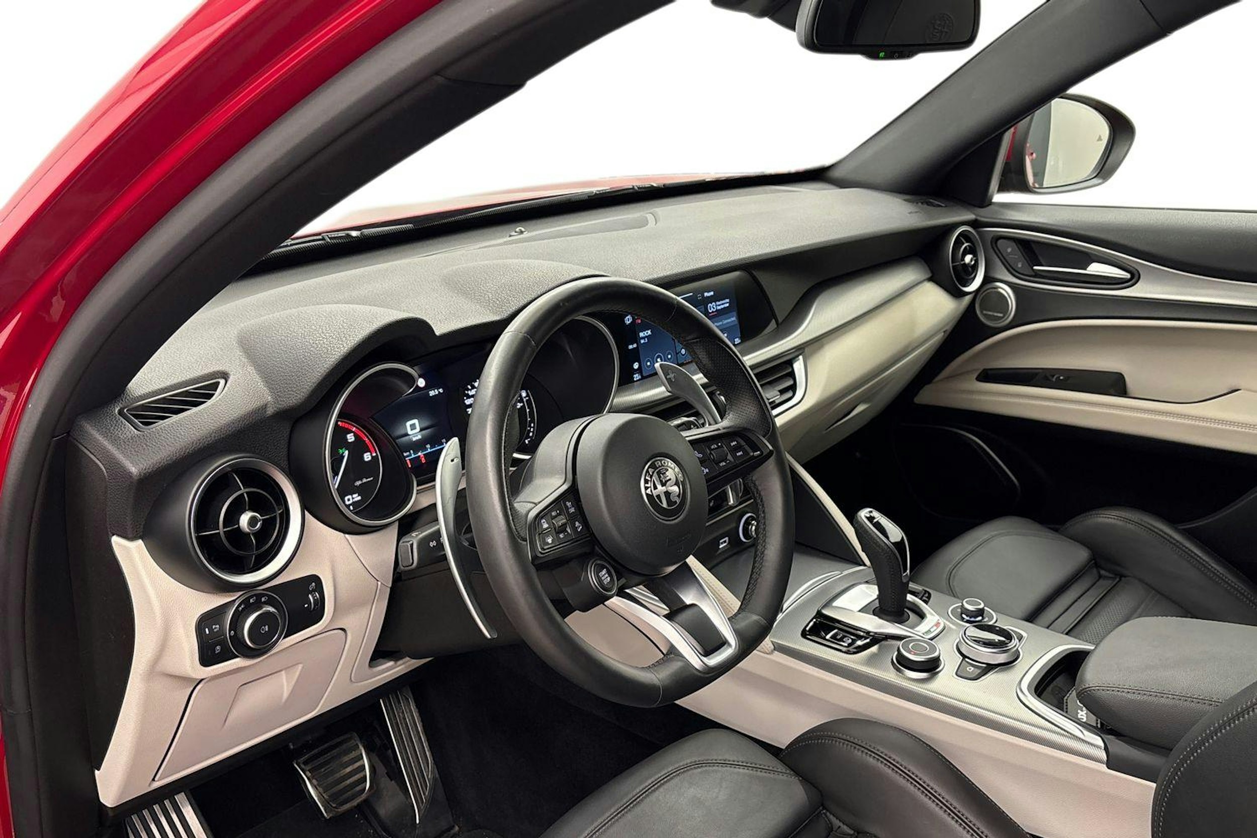 punainen Alfa Romeo Stelvio 2021 kuva 7.
