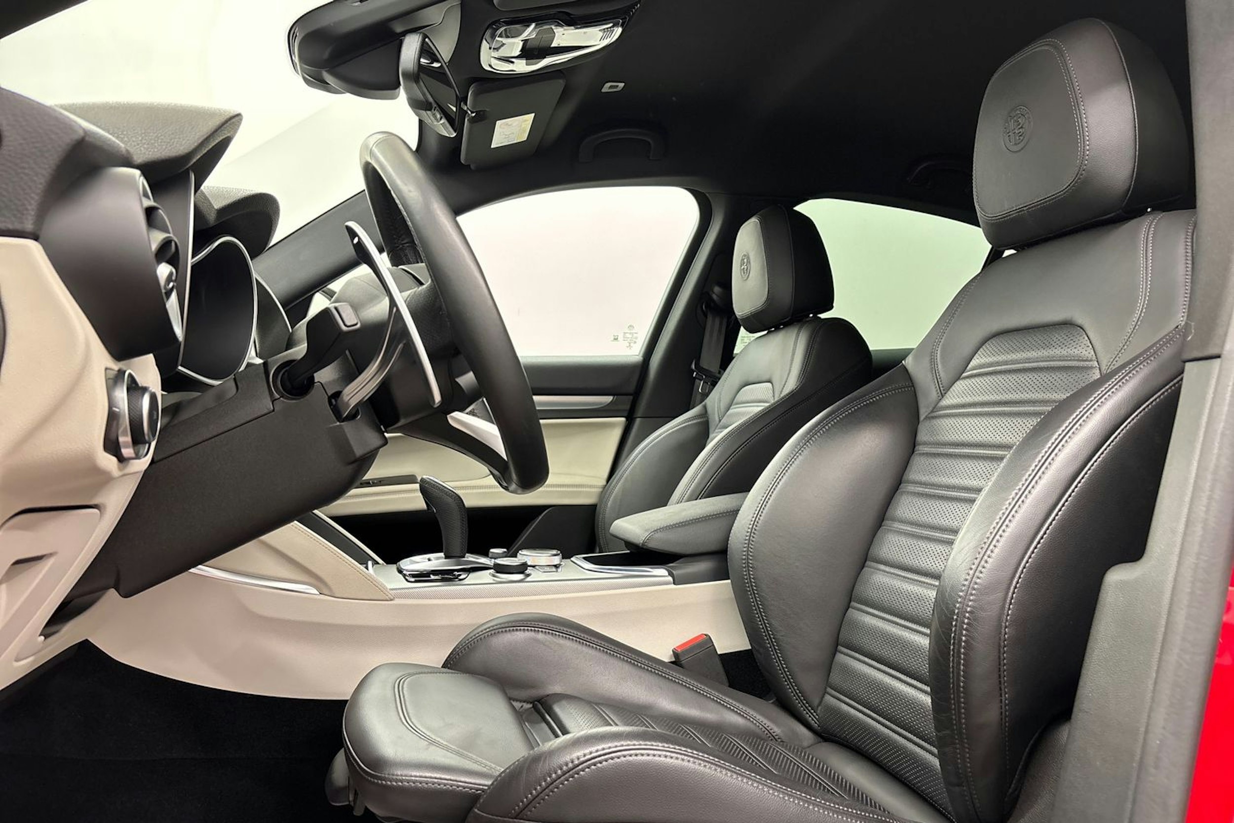 punainen Alfa Romeo Stelvio 2021 kuva 14.