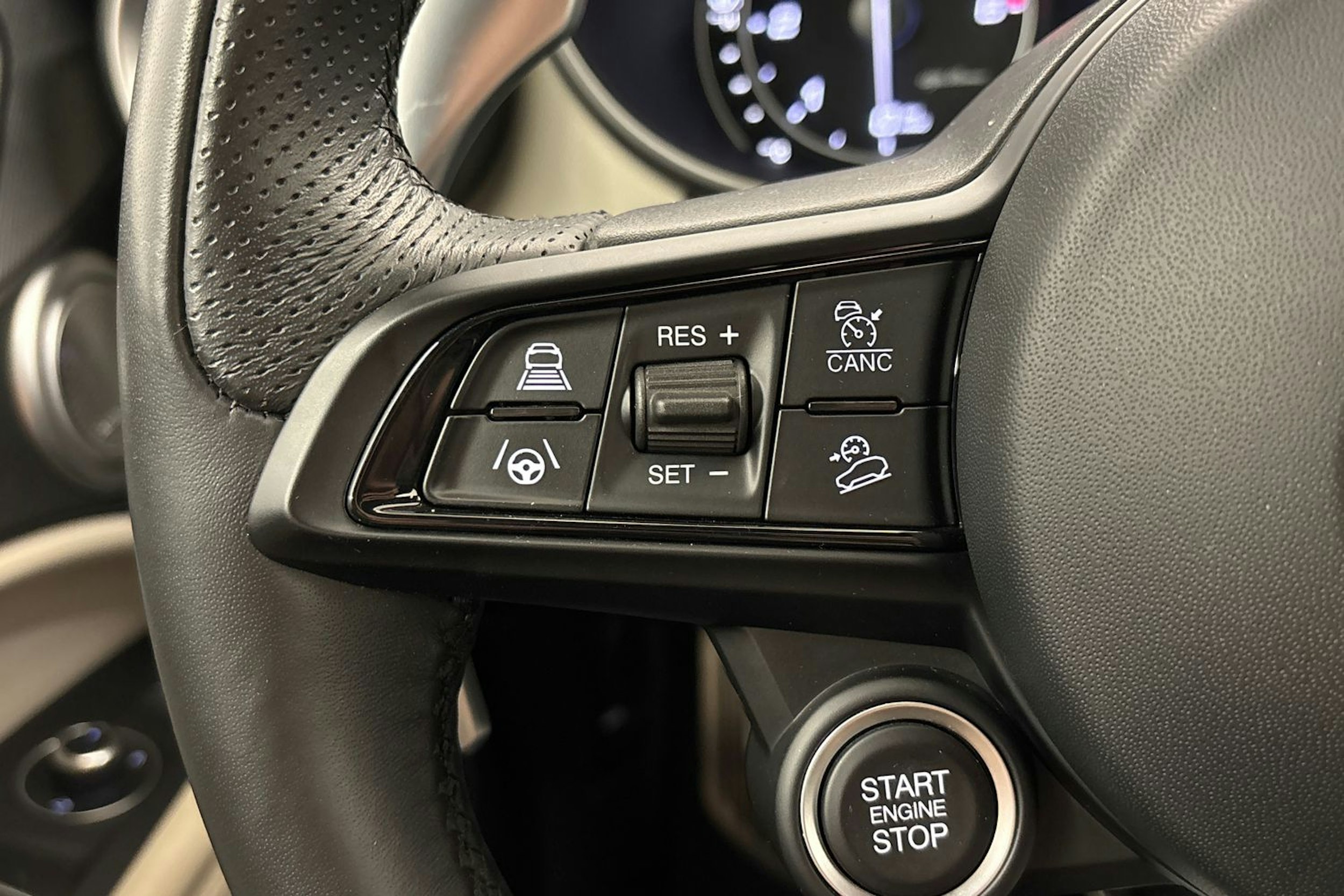 punainen Alfa Romeo Stelvio 2021 kuva 18.