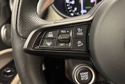 punainen Alfa Romeo Stelvio 2021 kuva 18.