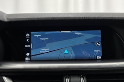 punainen Alfa Romeo Stelvio 2021 kuva 27.