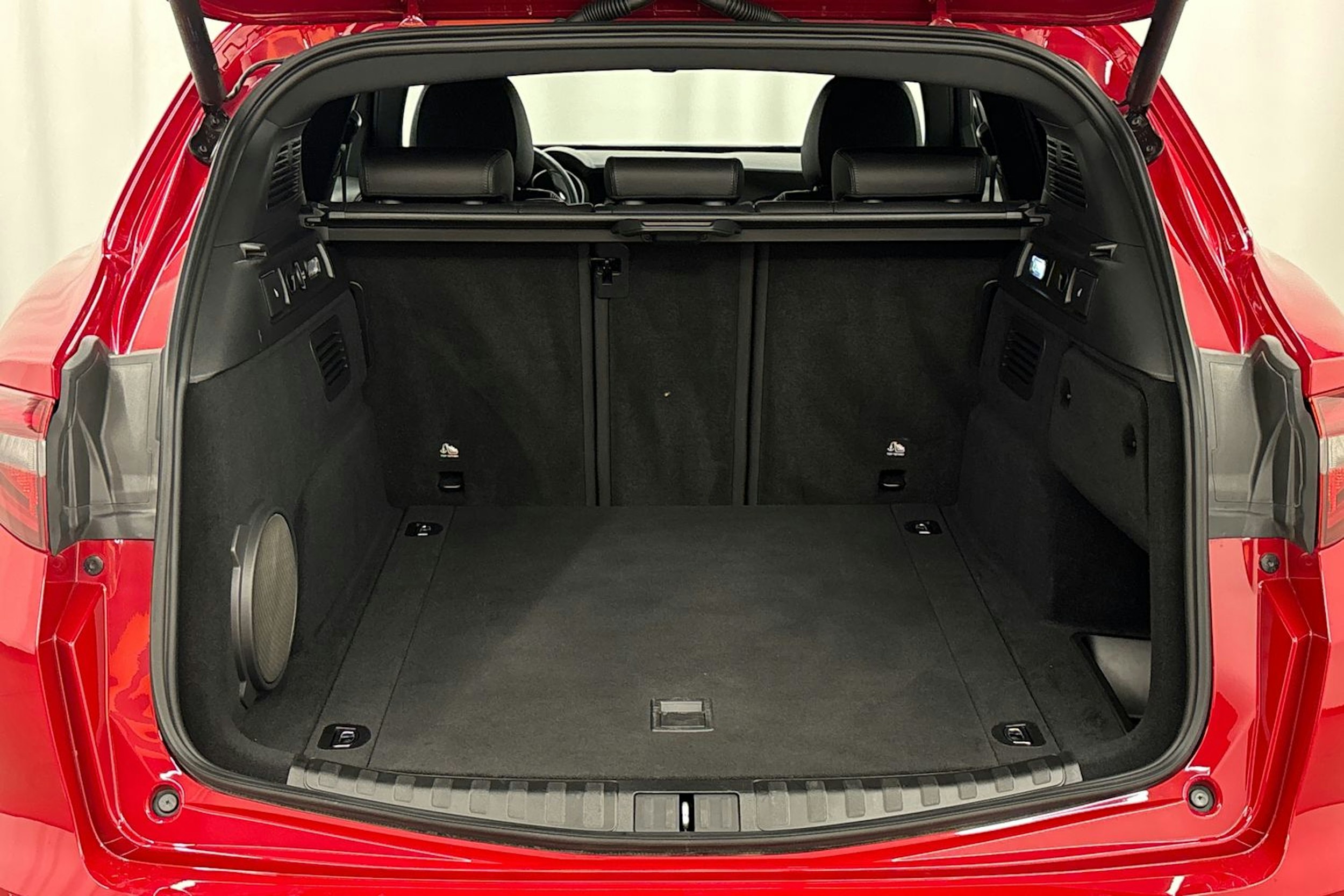 punainen Alfa Romeo Stelvio 2021 kuva 28.