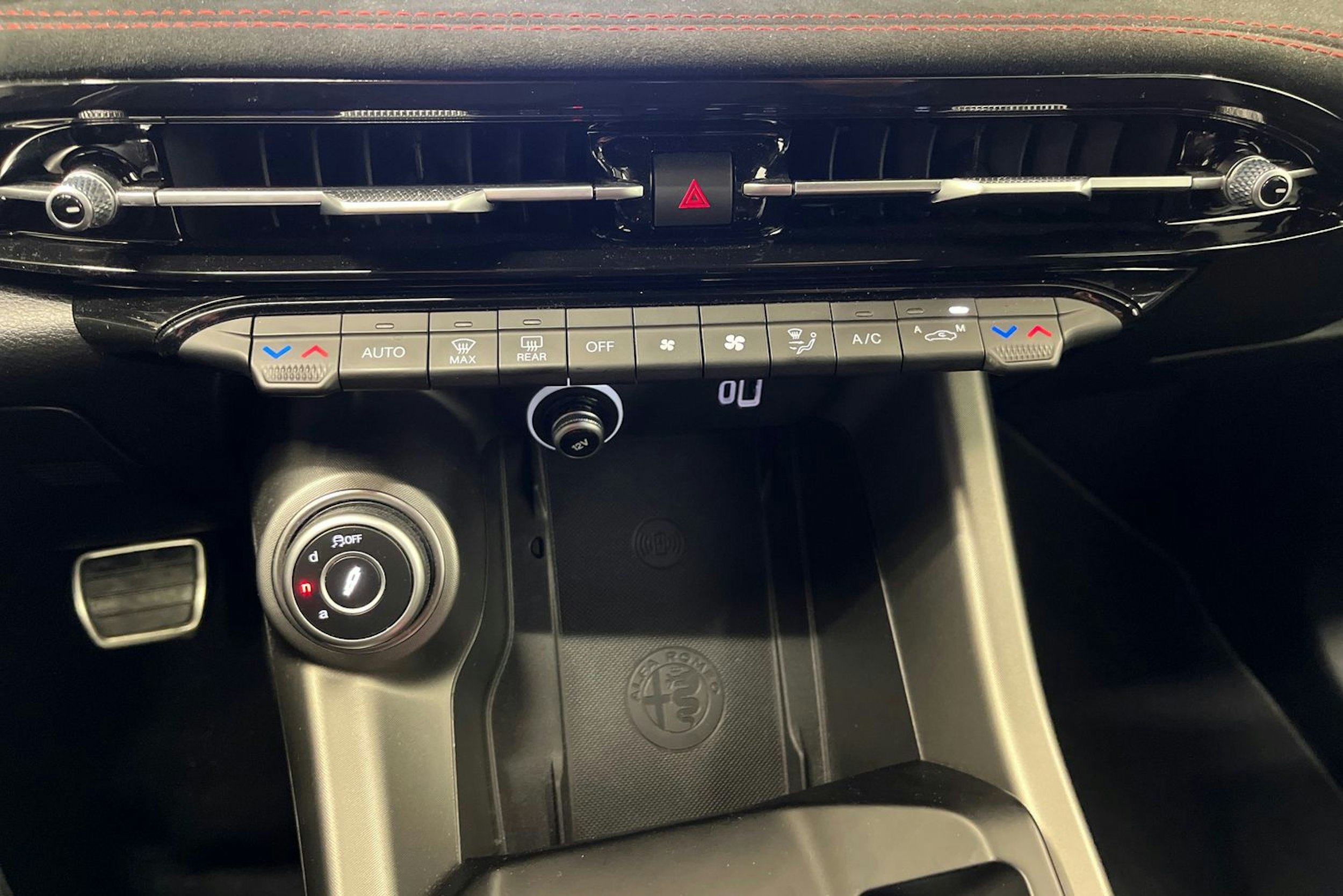 punainen Alfa Romeo Tonale 2024 kuva 18.