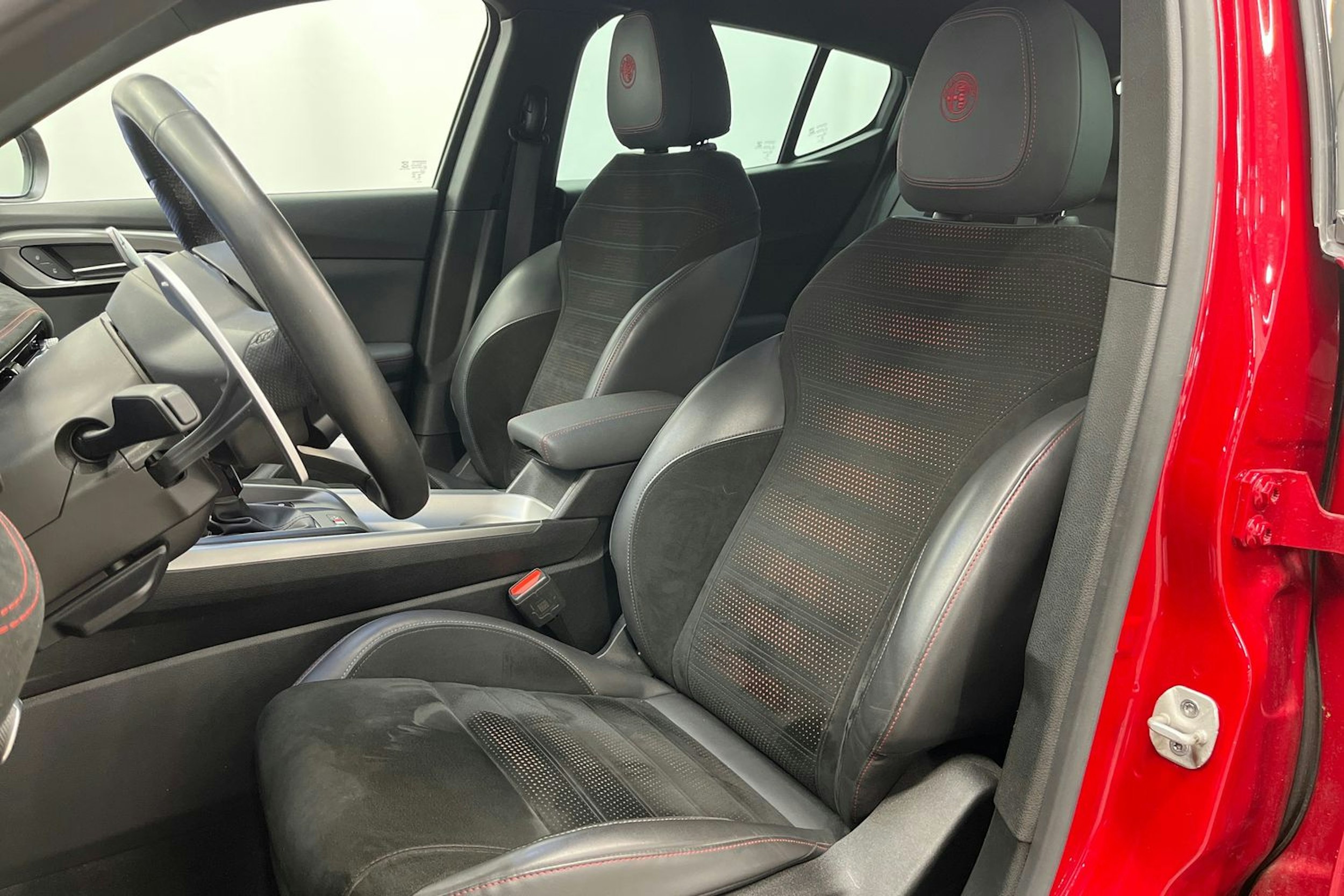 punainen Alfa Romeo Tonale 2024 kuva 20.